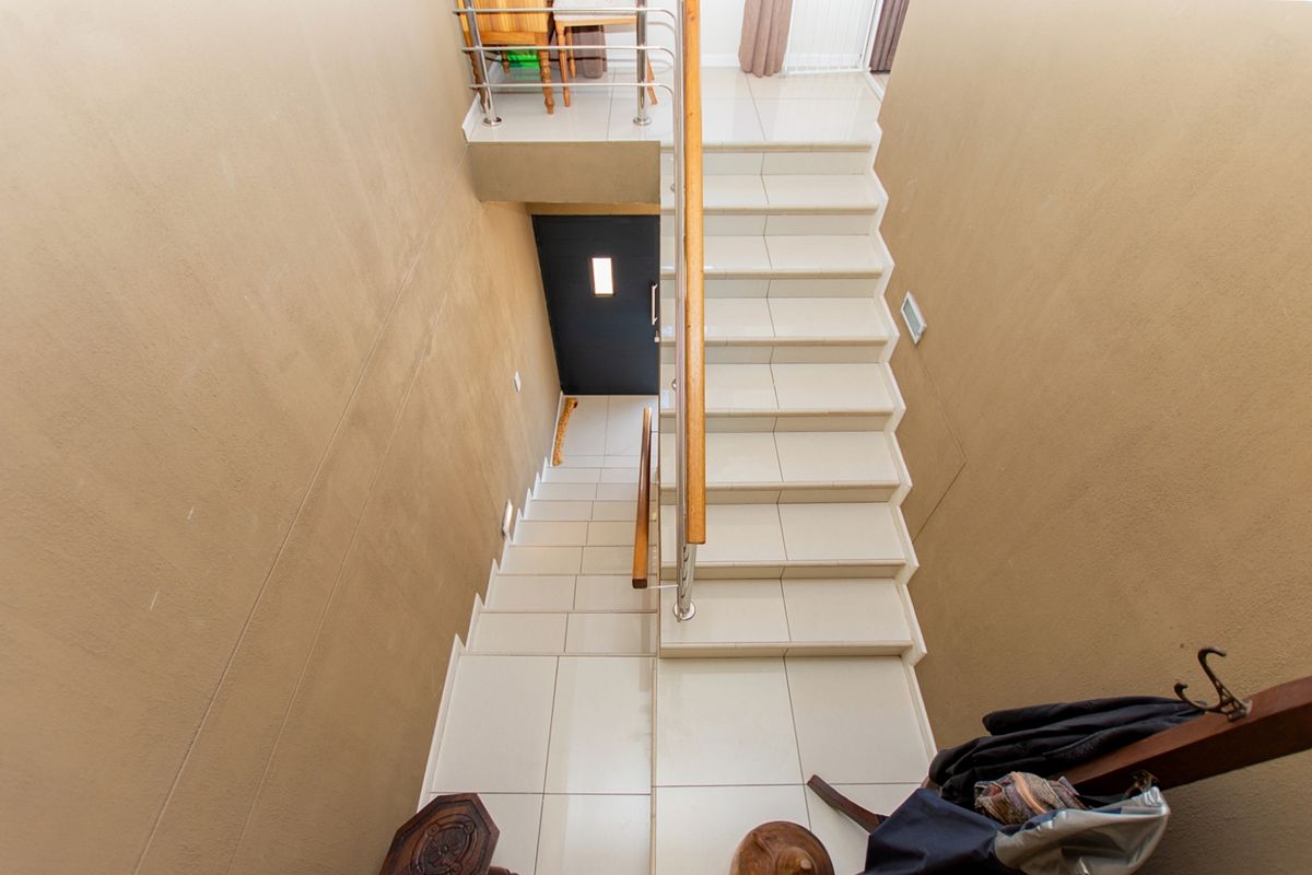 Experience Coastal Luxury Like Never Before: 5-Bedroom Home with Unmatched Lagoon Views - Photo 3