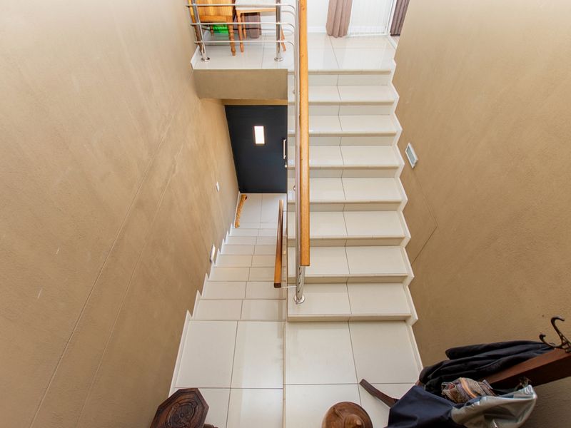 Experience Coastal Luxury Like Never Before: 5-Bedroom Home with Unmatched Lagoon Views - Photo 3