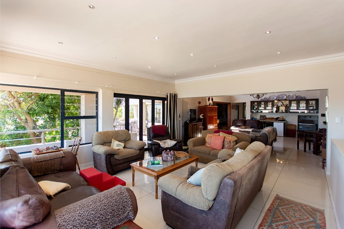 Experience Coastal Luxury Like Never Before: 5-Bedroom Home with Unmatched Lagoon Views - Photo 2