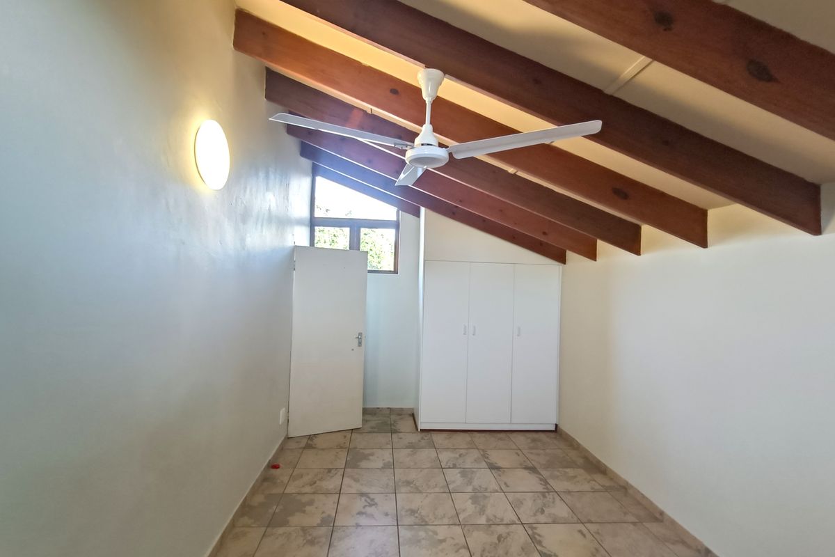 Charming Two-Bedroom Duet - Ideal for a Sigle Professional or Young Couple - Photo 2