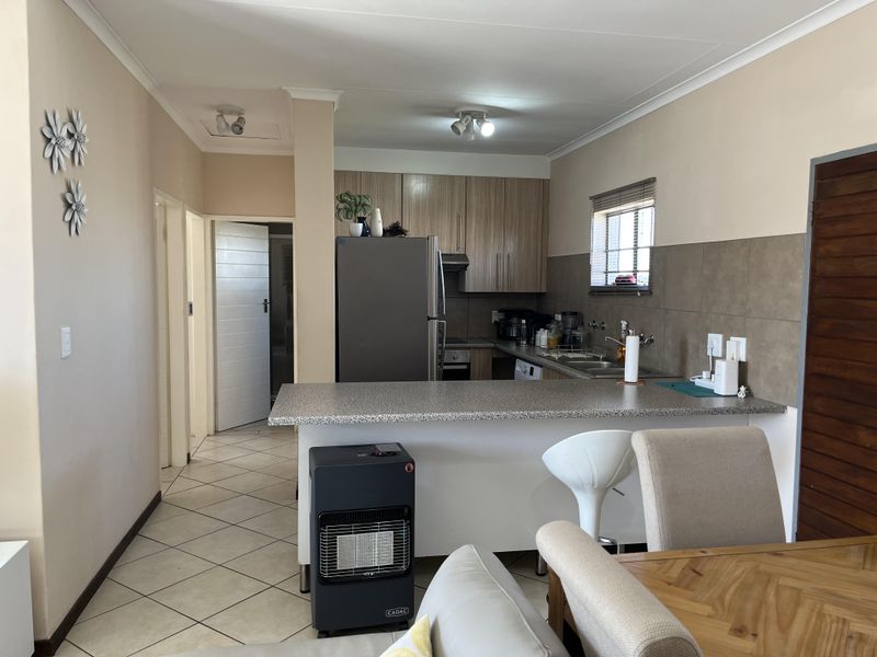 A magnificent opportunity for new home owners and investors. - Photo 4