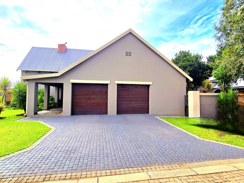 Luxury Modern 4-Bedroom Home in a Secure Estate - Photo 2