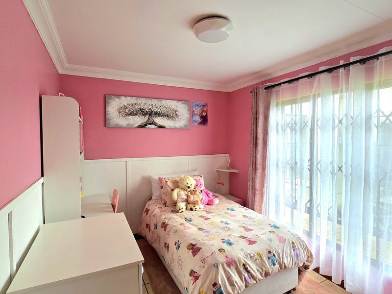 Luxury Modern 4-Bedroom Home in a Secure Estate - Photo 8