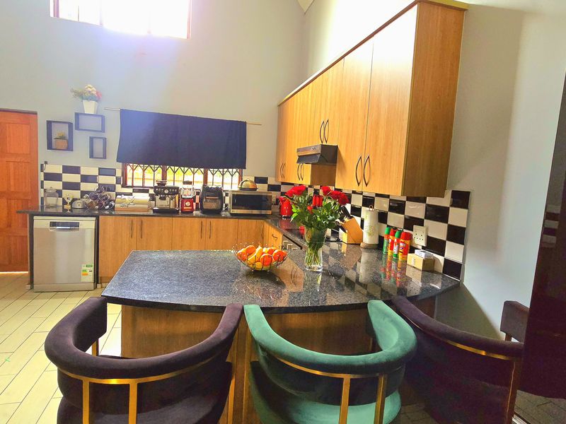 Luxury Modern 4-Bedroom Home in a Secure Estate - Photo 6