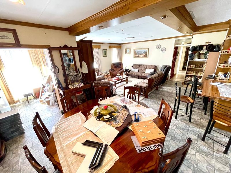 Three bedroom house plus two bedroom flat for sale in Secunda! - Photo 5