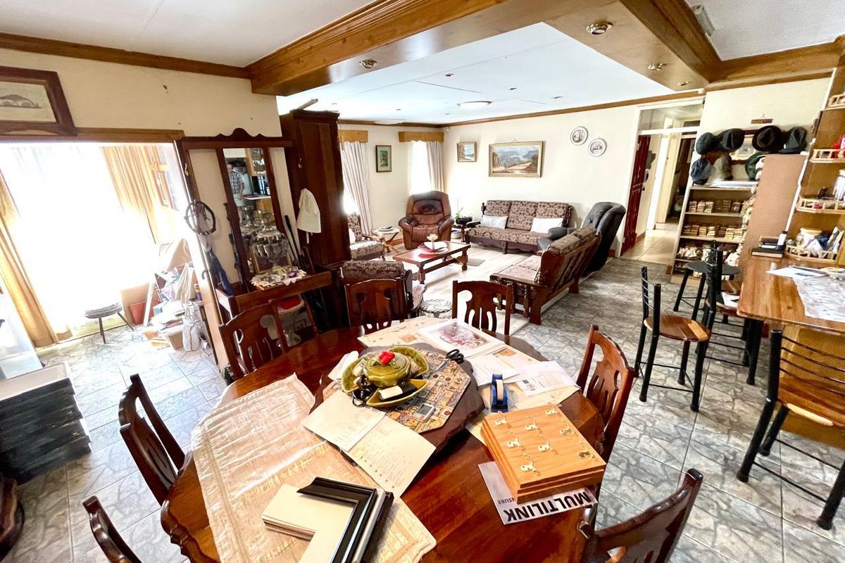 Three bedroom house plus two bedroom flat for sale in Secunda! - Photo 5