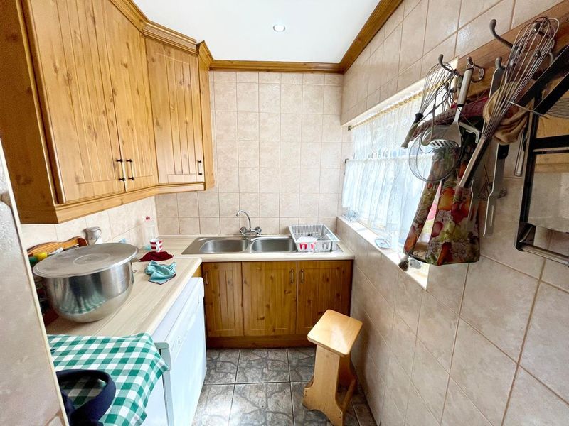 Three bedroom house plus two bedroom flat for sale in Secunda! - Photo 10