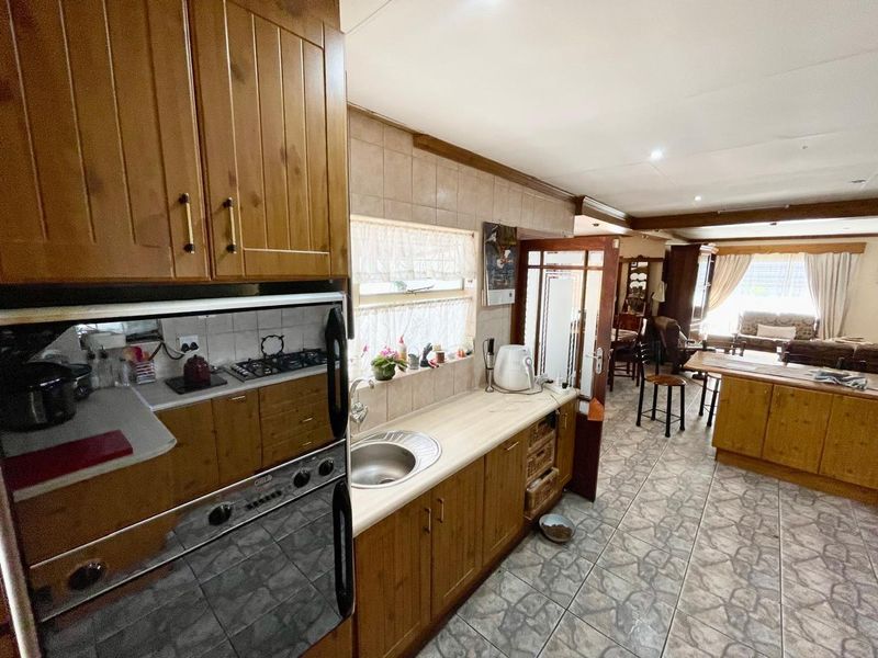 Three bedroom house plus two bedroom flat for sale in Secunda! - Photo 9