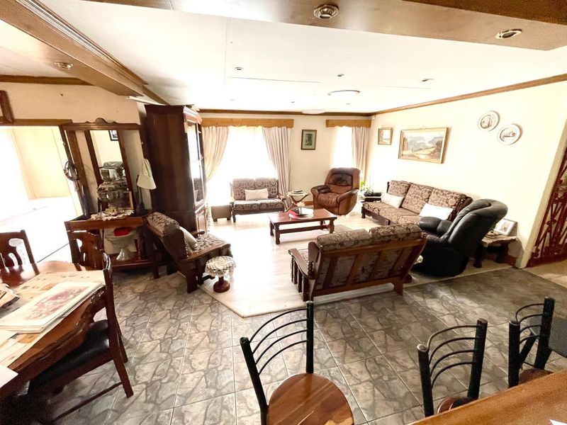 Three bedroom house plus two bedroom flat for sale in Secunda! - Photo 4