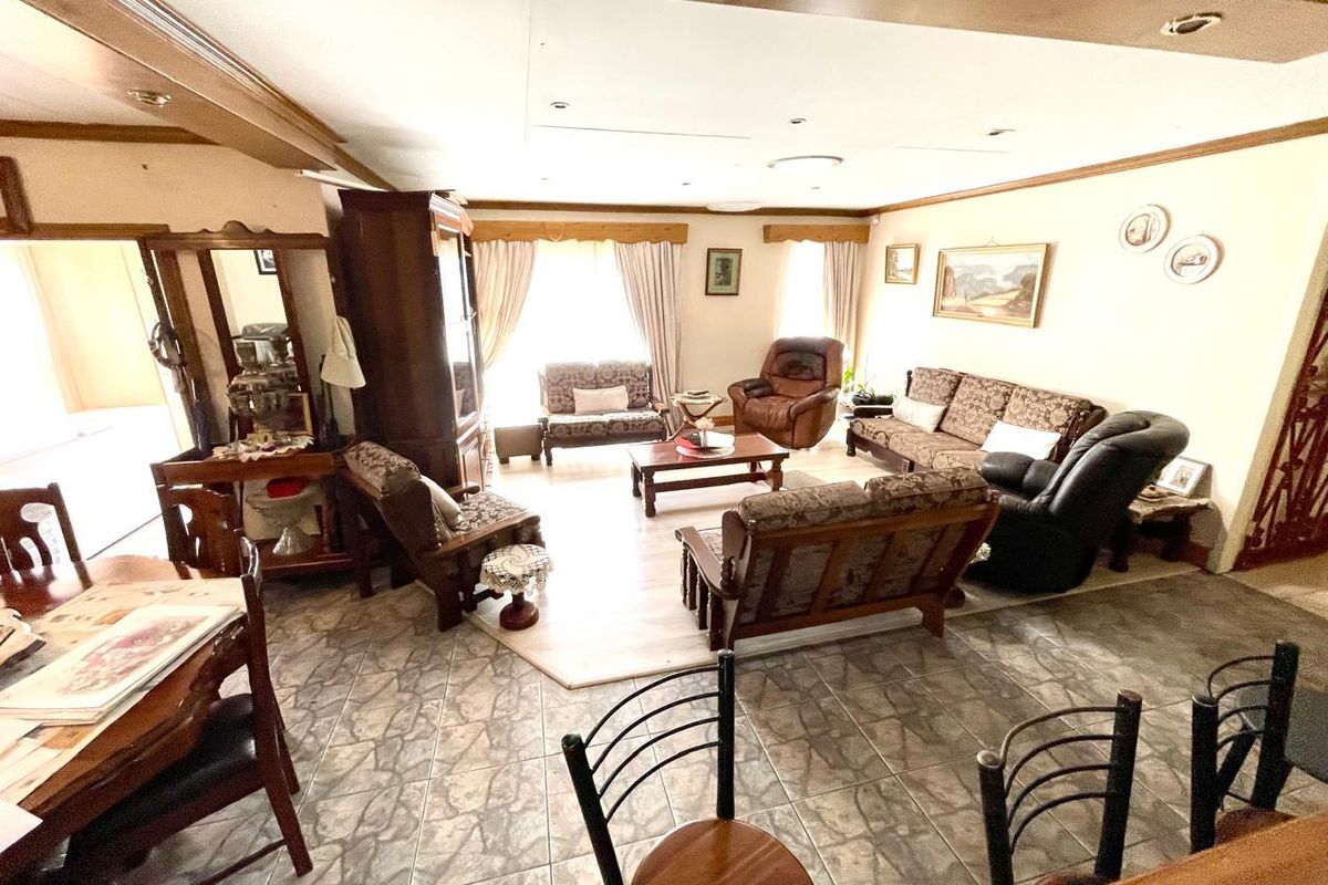 Three bedroom house plus two bedroom flat for sale in Secunda! - Photo 4