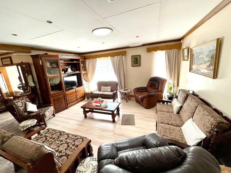 Three bedroom house plus two bedroom flat for sale in Secunda! - Photo 3