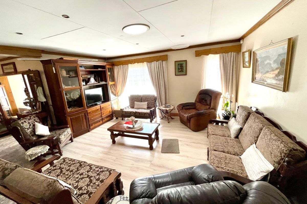 Three bedroom house plus two bedroom flat for sale in Secunda! - Photo 3