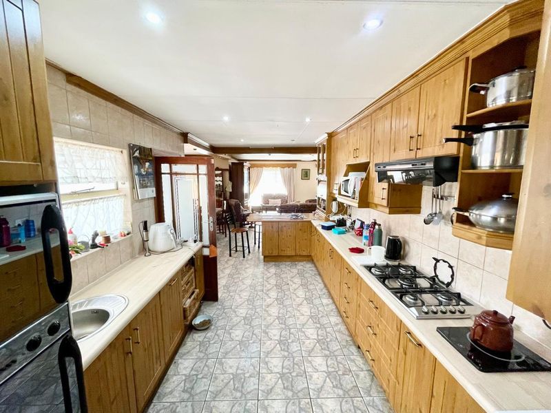 Three bedroom house plus two bedroom flat for sale in Secunda! - Photo 8