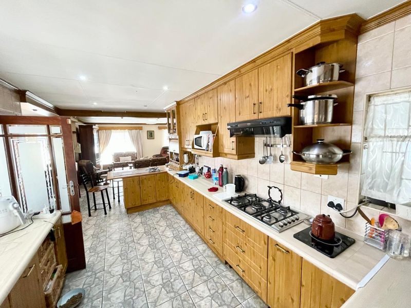 Three bedroom house plus two bedroom flat for sale in Secunda! - Photo 7