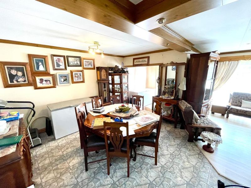 Three bedroom house plus two bedroom flat for sale in Secunda! - Photo 6