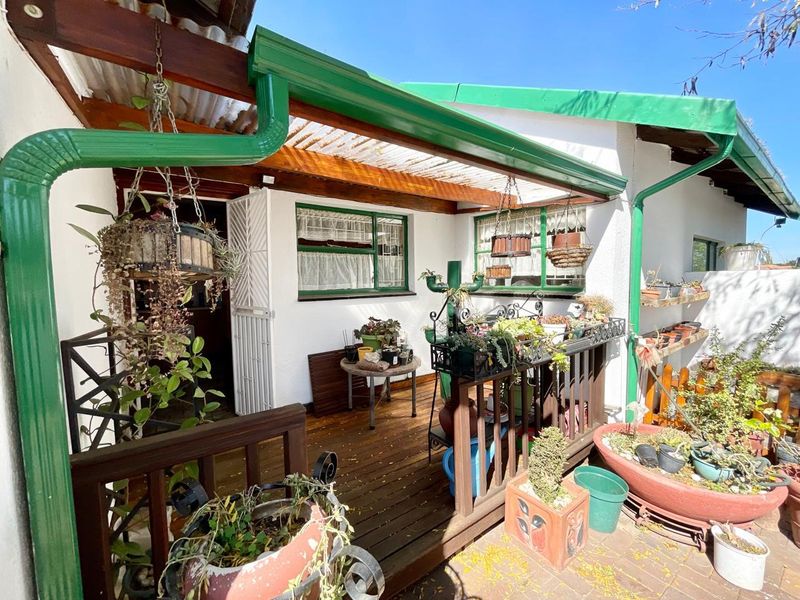 Three bedroom house plus two bedroom flat for sale in Secunda! - Photo 2