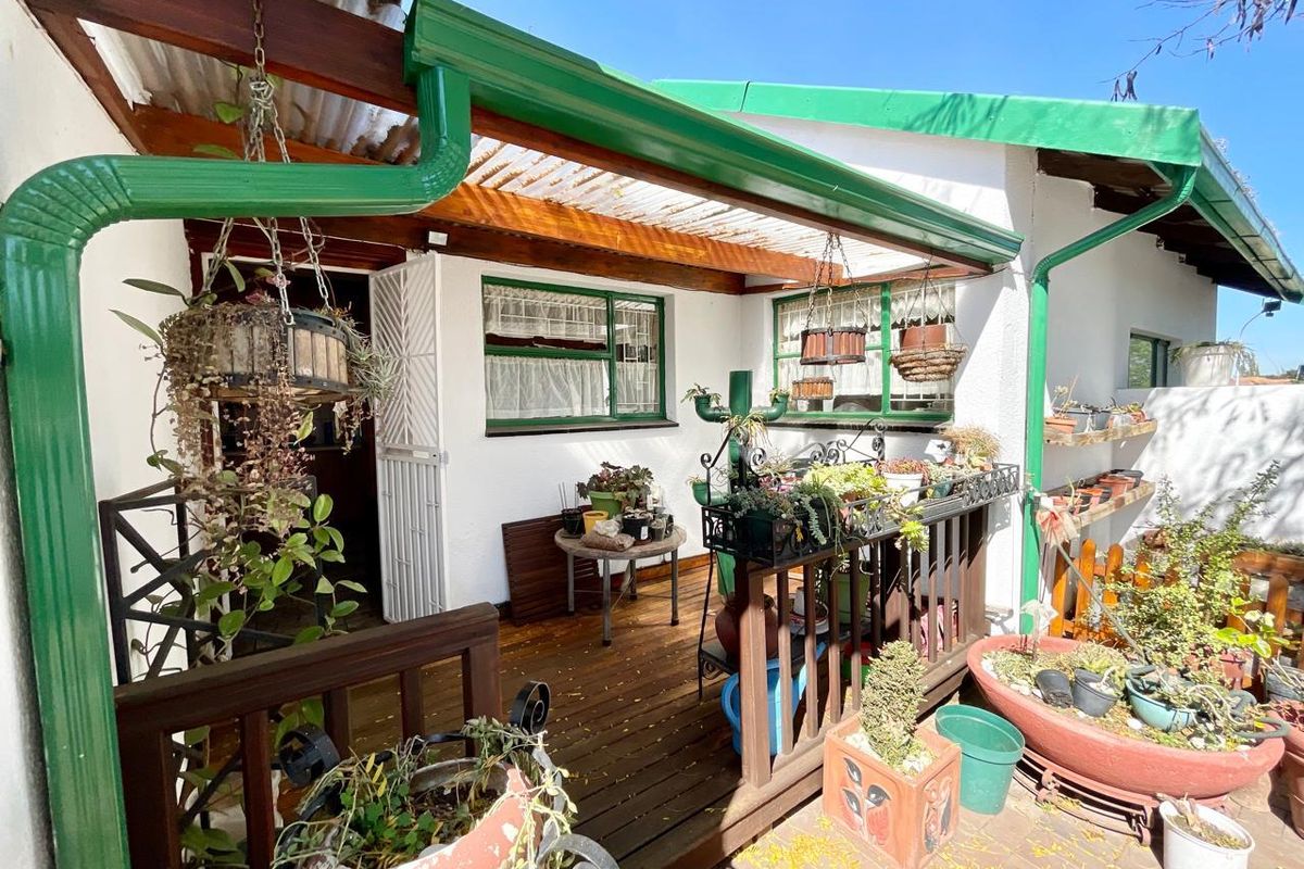 Three bedroom house plus two bedroom flat for sale in Secunda! - Photo 2