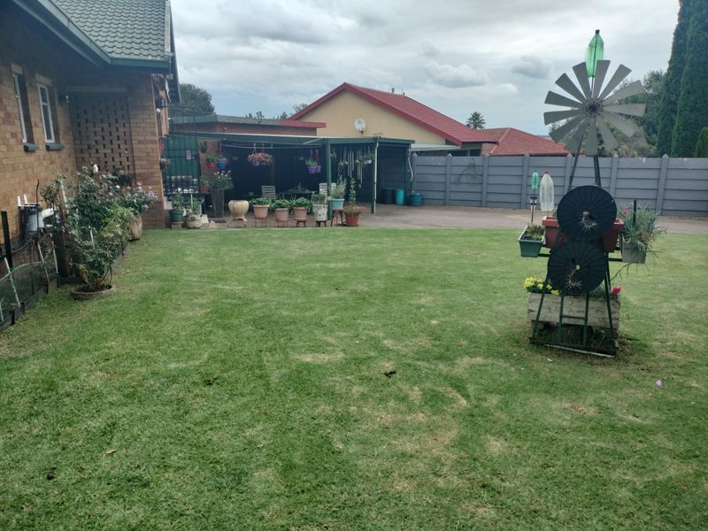 Perfect Family Home or Investment Opportunity - Photo 3