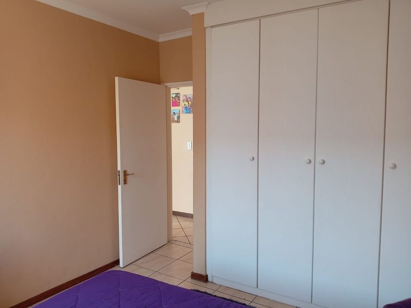 Two Bedroom, One bathroom, First floor apartment for Sale. - Photo 4