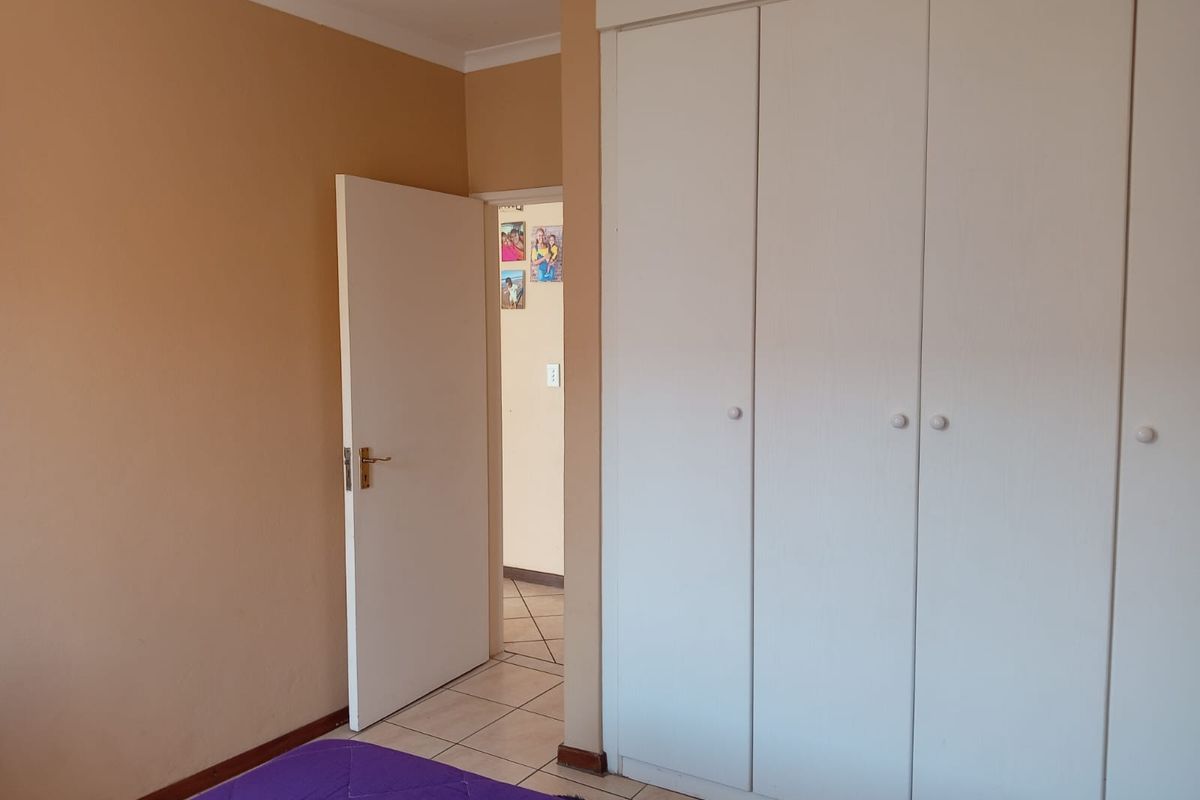 Two Bedroom, One bathroom, First floor apartment for Sale. - Photo 4