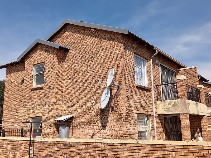 Two Bedroom, One bathroom, First floor apartment for Sale. - Photo 2