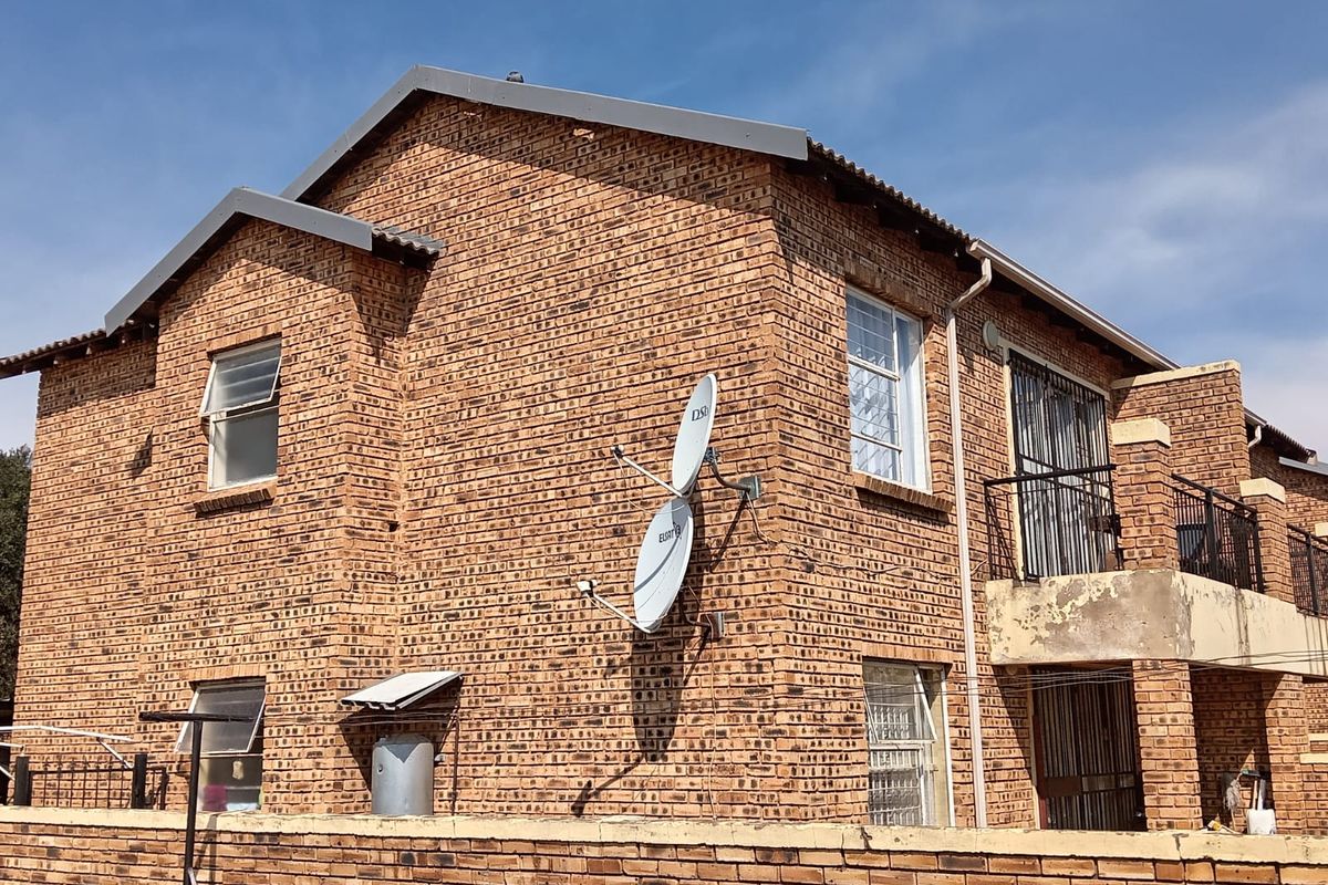 Two Bedroom, One bathroom, First floor apartment for Sale. - Photo 2