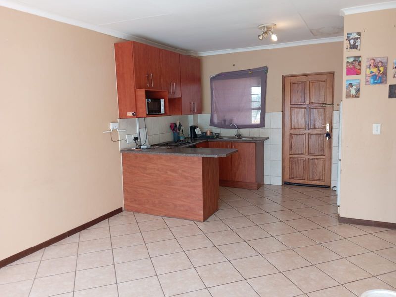 Two Bedroom, One bathroom, First floor apartment for Sale. - Photo 3