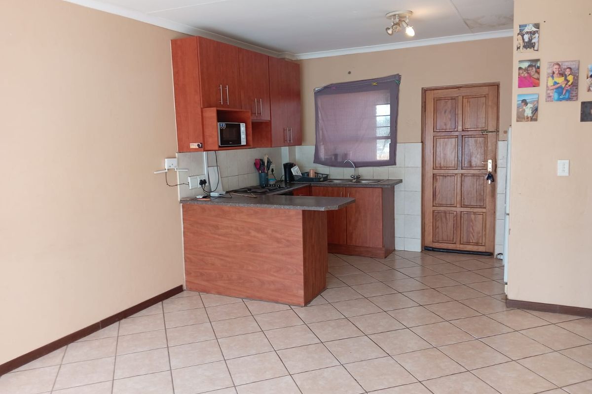 Two Bedroom, One bathroom, First floor apartment for Sale. - Photo 3