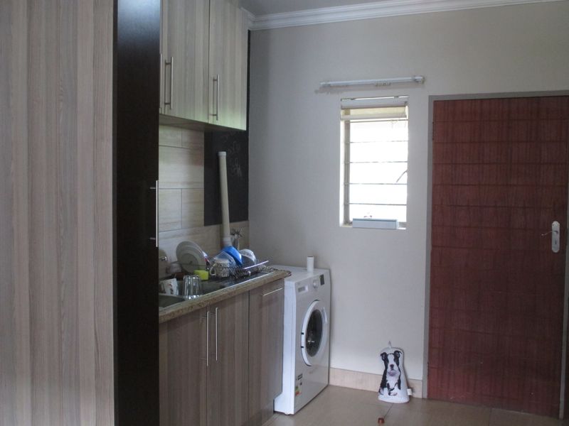 Cozy and well situated 2 Bedroom Apartment - Photo 10