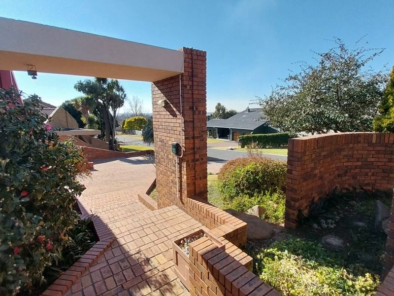 Luxurious Off-Grid Residence in Trichardt: A True Entertainers' Haven - Photo 4