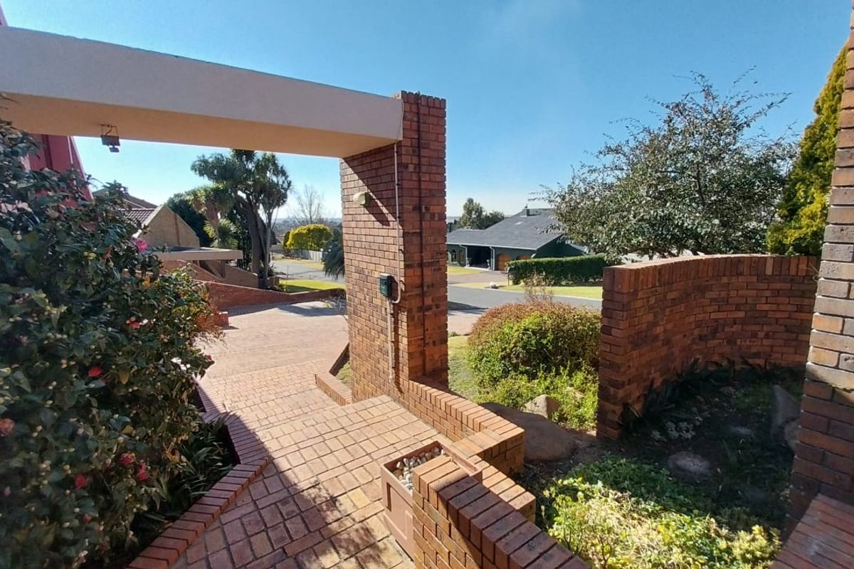 Luxurious Off-Grid Residence in Trichardt: A True Entertainers' Haven - Photo 4