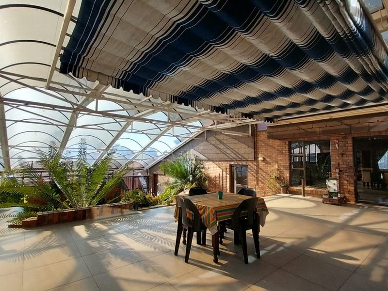 Luxurious Off-Grid Residence in Trichardt: A True Entertainers' Haven - Photo 6