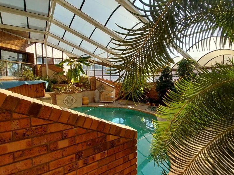 Luxurious Off-Grid Residence in Trichardt: A True Entertainers' Haven - Photo 10