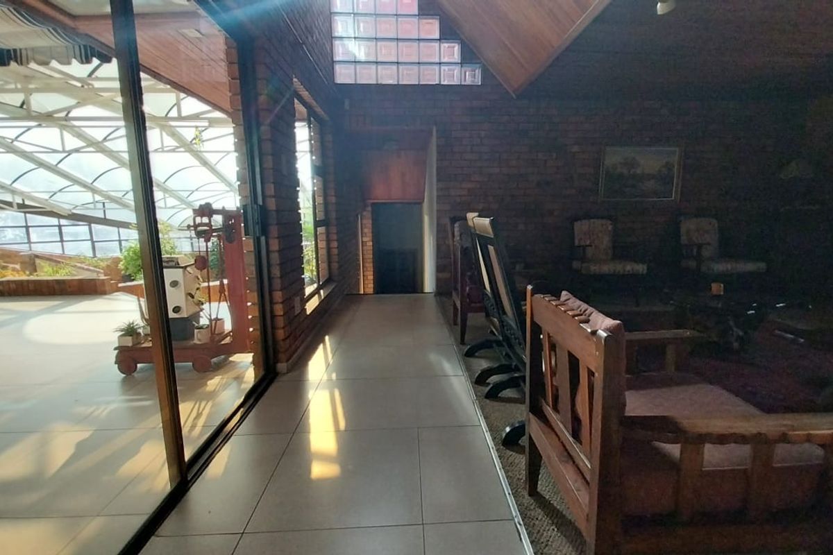 Luxurious Off-Grid Residence in Trichardt: A True Entertainers' Haven - Photo 5