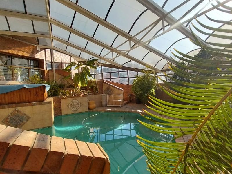 Luxurious Off-Grid Residence in Trichardt: A True Entertainers' Haven - Photo 8