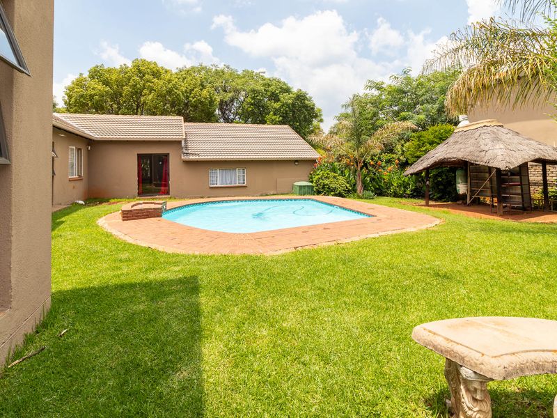 Walkerville Boom : Large Family Home with 3 Flatlets, Livestock Facilities &  Equestrian Potential - Photo 3