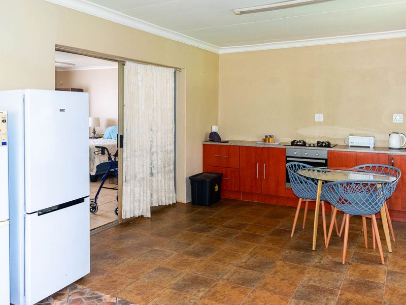 Walkerville Boom : Large Family Home with 3 Flatlets, Livestock Facilities &  Equestrian Potential - Photo 10