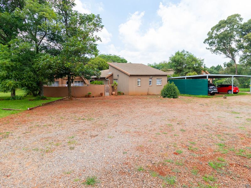 Walkerville Boom : Large Family Home with 3 Flatlets, Livestock Facilities &  Equestrian Potential - Photo 8