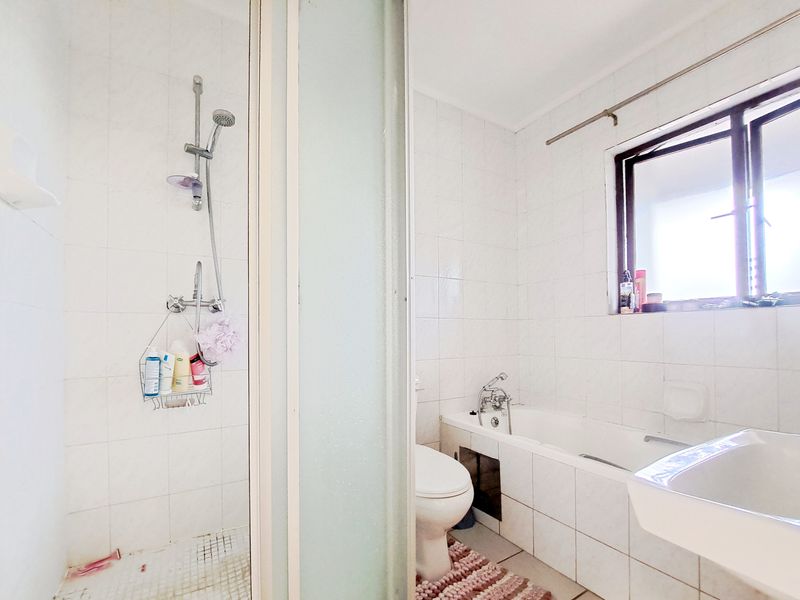 Charming 1 bedroom apartment for sale in vibrant Morningside Sandton—perfect for modern city living! - Photo 9
