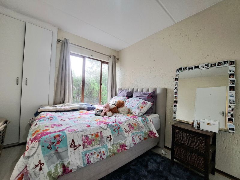Charming 1 bedroom apartment for sale in vibrant Morningside Sandton—perfect for modern city living! - Photo 8