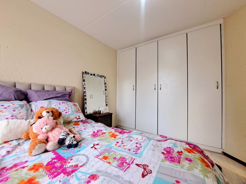Charming 1 bedroom apartment for sale in vibrant Morningside Sandton—perfect for modern city living! - Photo 7