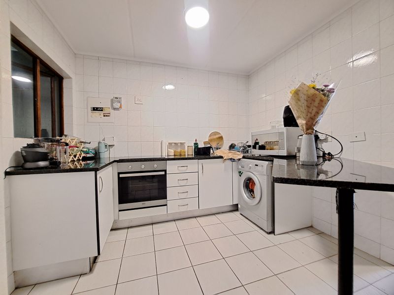 Charming 1 bedroom apartment for sale in vibrant Morningside Sandton—perfect for modern city living! - Photo 6