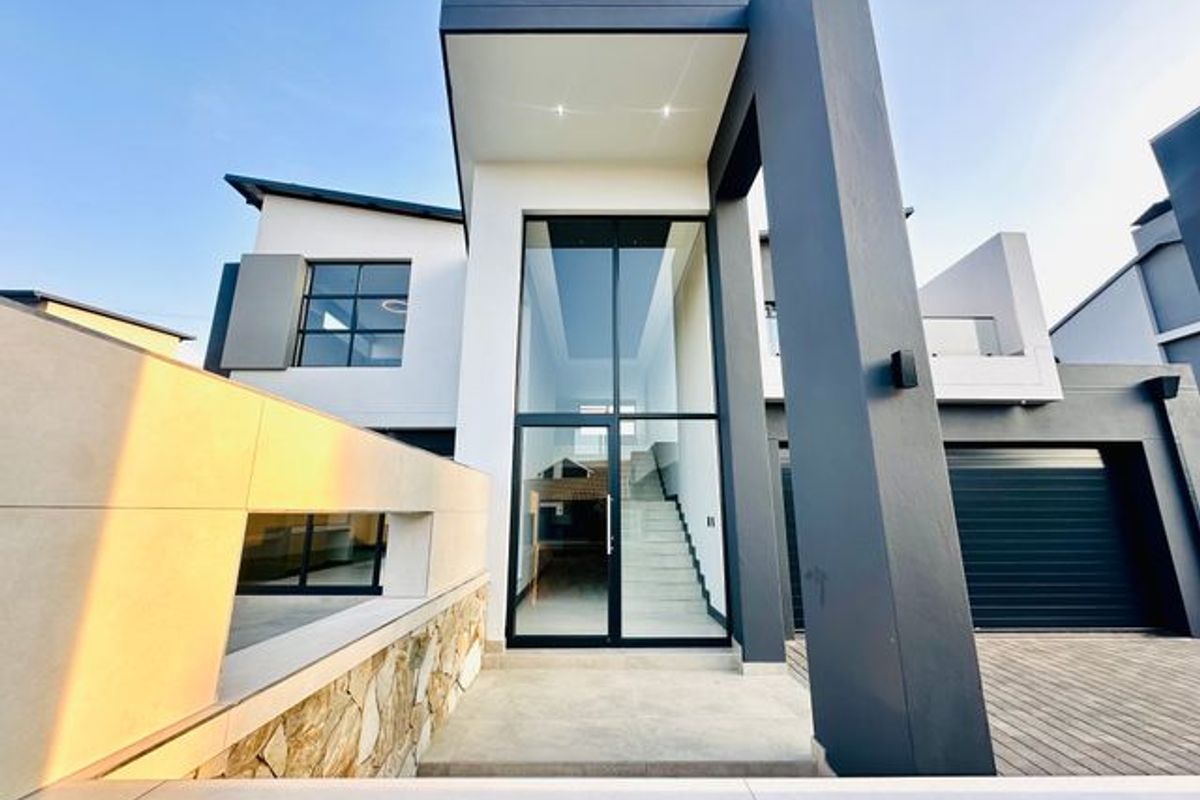 Elegant Double-Story Home with Pool & Boma in Sought-After Midstream Heights - Photo 2