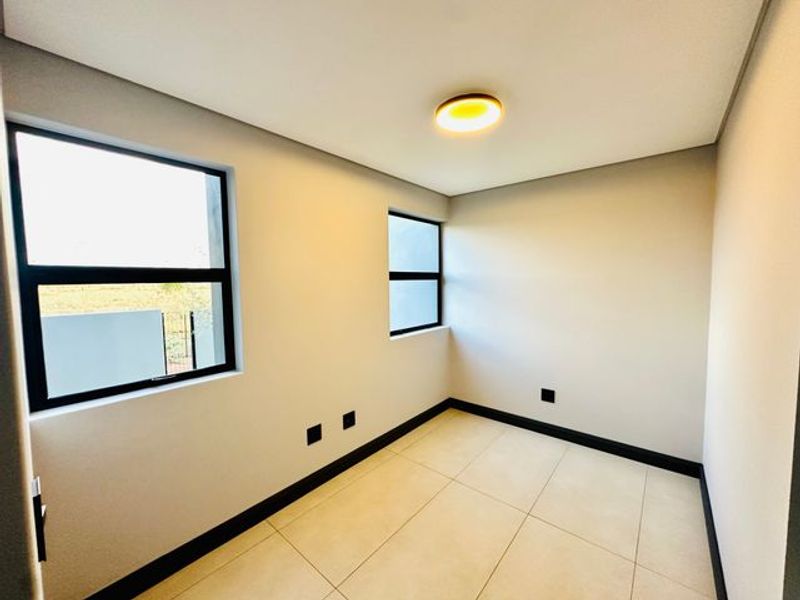 Elegant Double-Story Home with Pool & Boma in Sought-After Midstream Heights - Photo 10