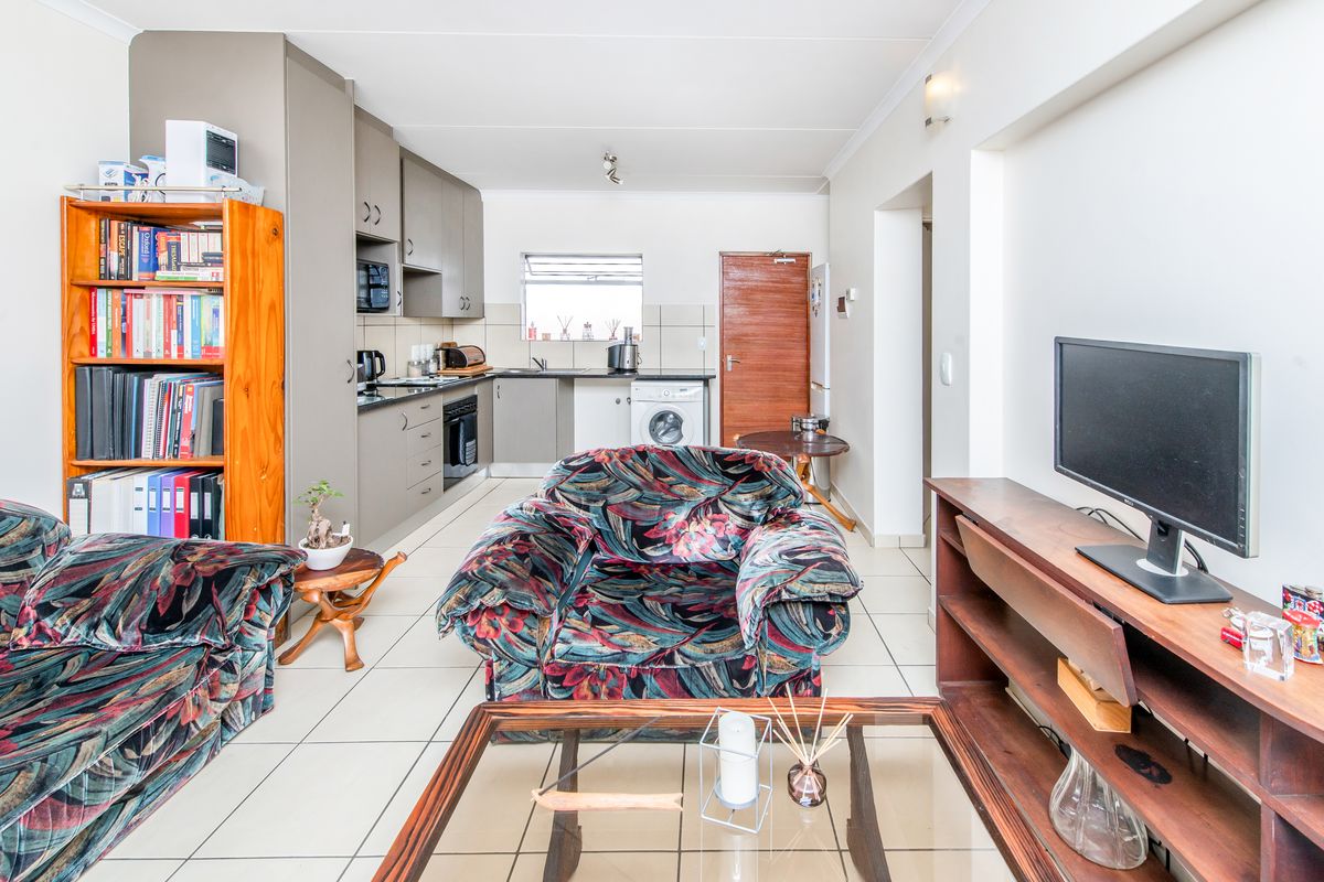 SERIOUS SELLER ASKING R760 000.00! - Photo 4