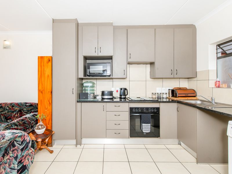 SERIOUS SELLER ASKING R760 000.00! - Photo 3