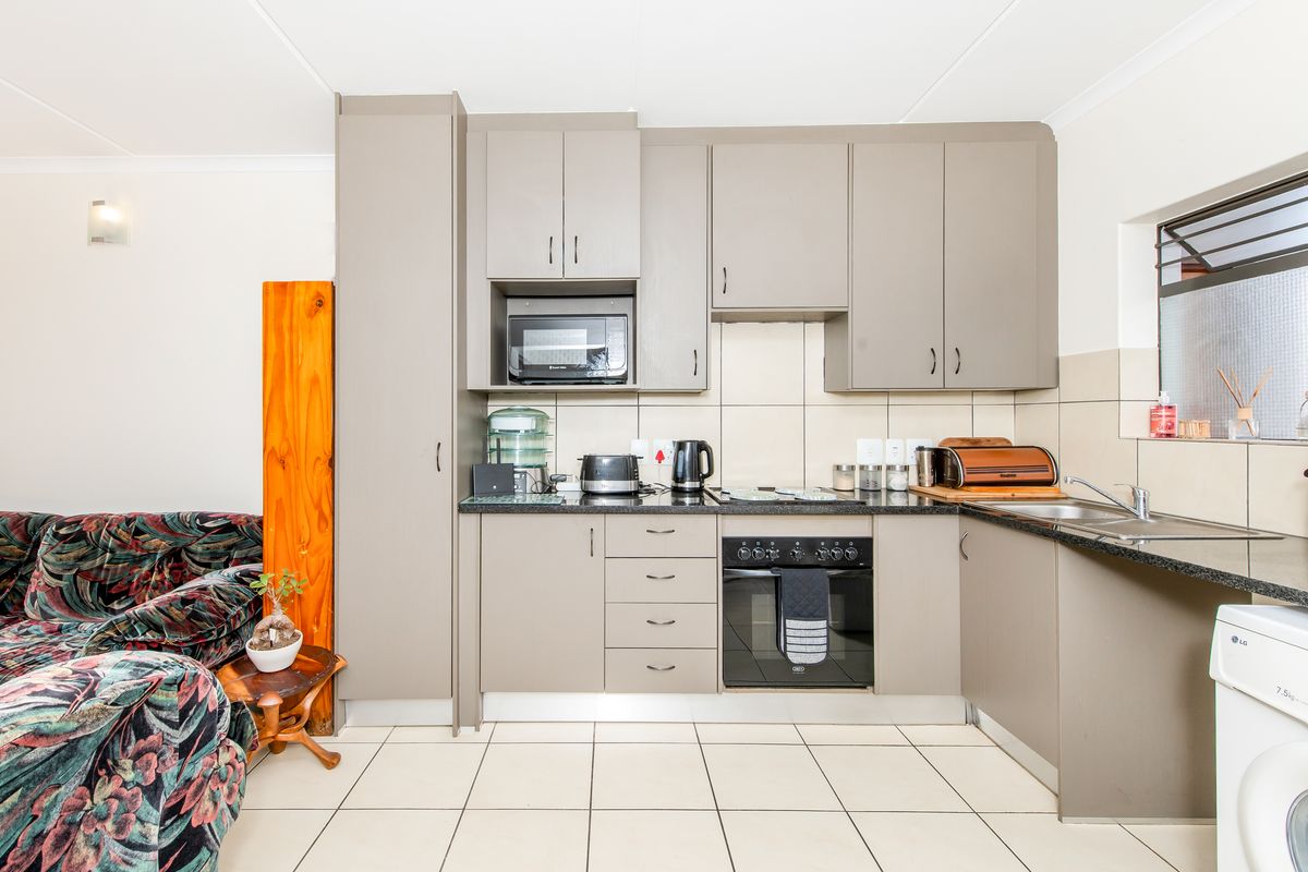 SERIOUS SELLER ASKING R760 000.00! - Photo 3