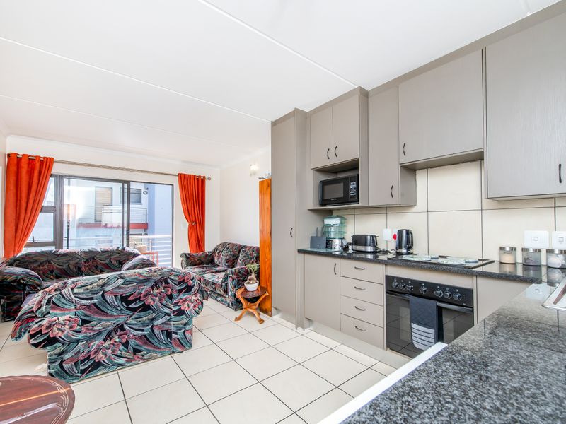 SERIOUS SELLER ASKING R760 000.00! - Photo 2