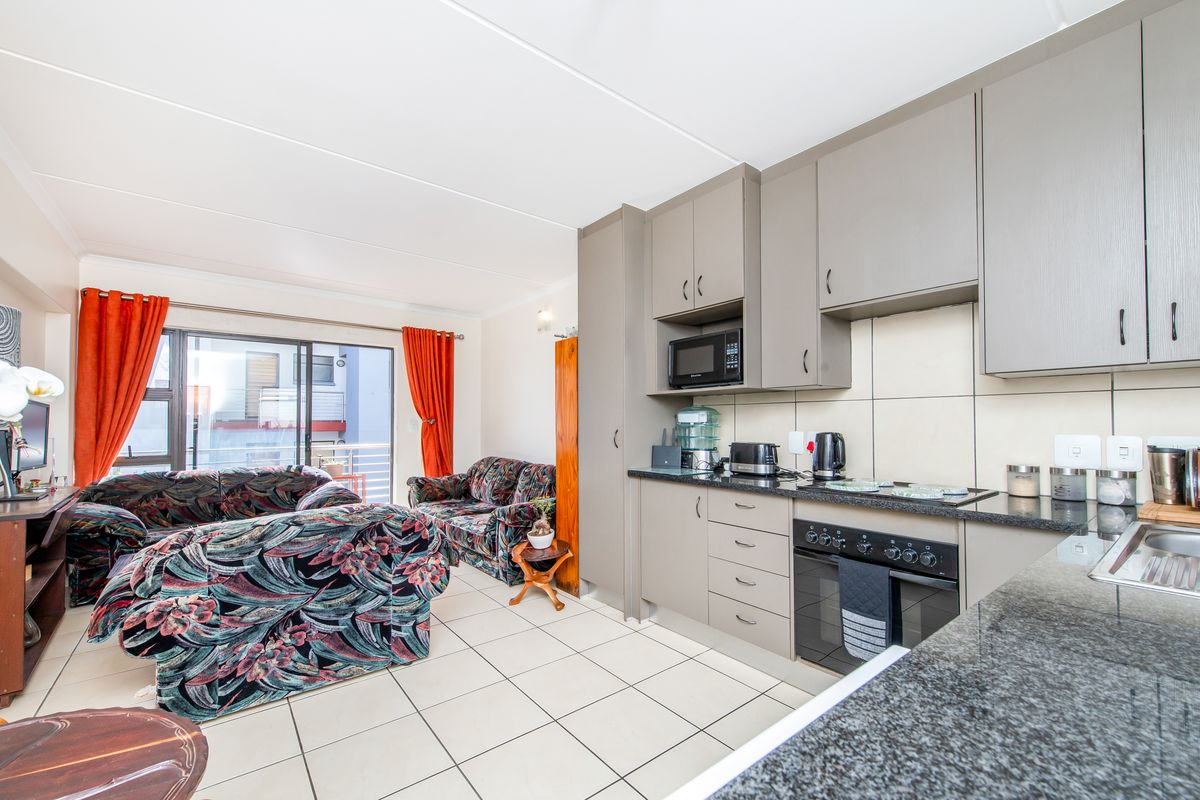 SERIOUS SELLER ASKING R760 000.00! - Photo 2