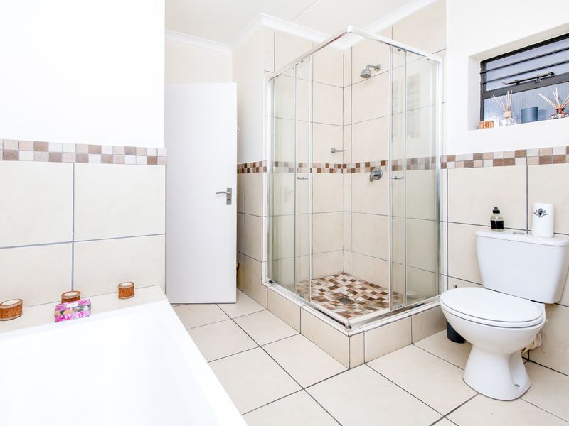 SERIOUS SELLER ASKING R760 000.00! - Photo 8